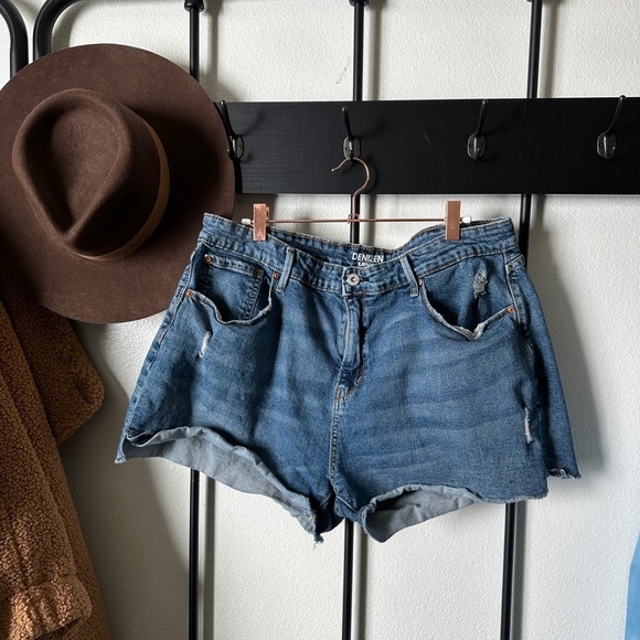 Levi’s medium wash high rise cut off retro vintage denim jean shorts